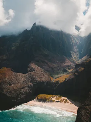 高山和海面 积雨云