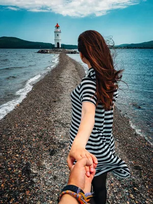 海景沙滩牵手美女_1