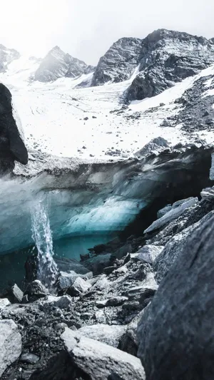 白色的石山被雪覆盖，山中的湖泊犹如镜面的风景