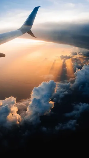 透过飞机的观景窗看云上的风景_1