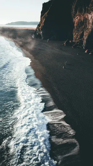 高崖峭壁前的海滩风景高清