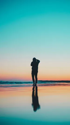 沙滩上摄影唯美的海滩风景的欧美男生