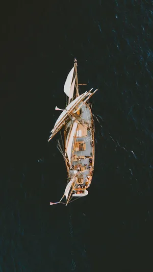 海上行驶的帆船航拍摄影高清