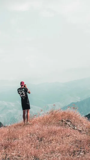 欧美摄影小伙等山顶拍照看风景的