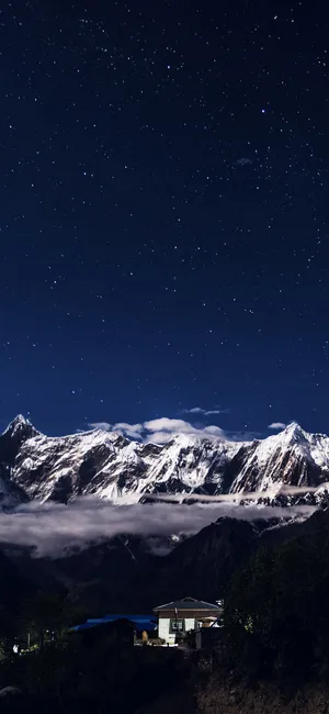 星空，雪山，村落灯光组成的超美自然风景