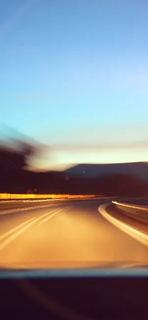 旅行路上的风景，车灯照在道路上的