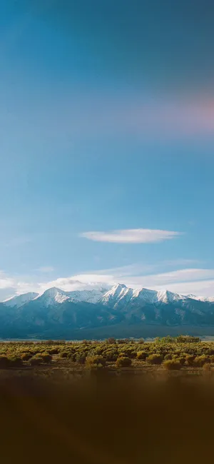一边绿地，一边雪山，超美的大自然风景