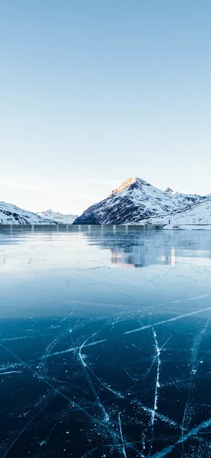雪山下结冰的湖面唯美风景，天然的溜冰场