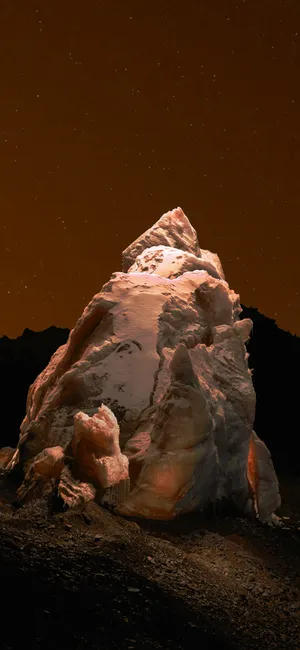星空下的白色奇特陨石_1