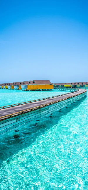 深蓝海水上的木栈道唯美风景