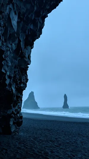 有着很多小石头山的海边沙滩