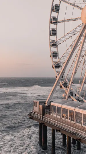 海边巨大的摩天轮唯美清新
