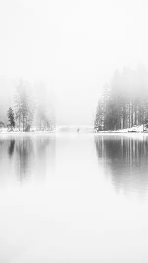 雪山上的湖泊很唯美的手机桌面
