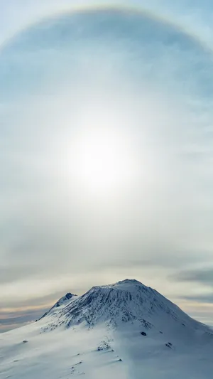 雪山峰顶上的太阳