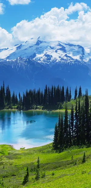 雪山和湖水