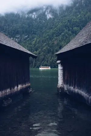 山崖下的木房子_1