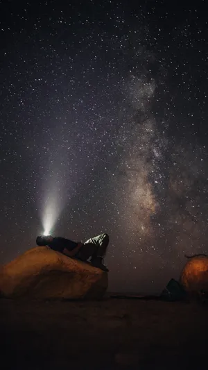 躺在石头上看星空