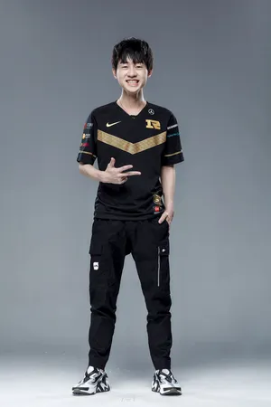 英雄联盟LOL RNG战队辅助史森明Ming全身照