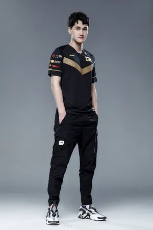 英雄联盟LOL RNG战队打野karsa洪浩轩 全身照