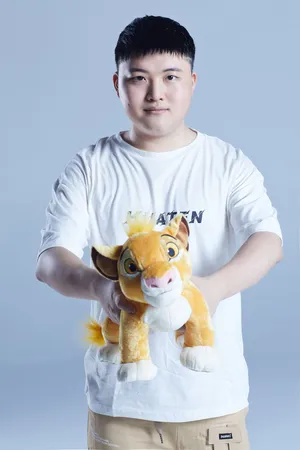 英雄联盟LOL RNG战队ADC 简自豪UZI