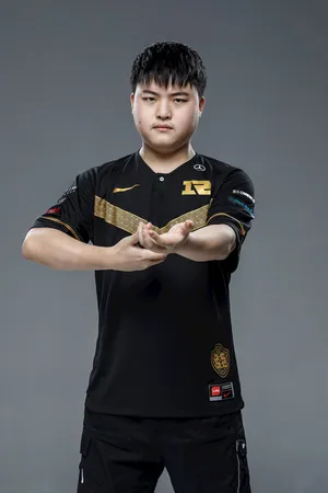 英雄联盟LOL RNG战队ADC 简自豪UZI soloKing
