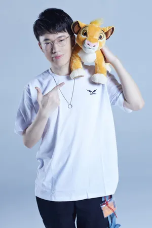 英雄联盟LOL RNG中单Xiaohu李元浩休闲装
