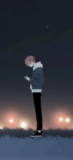 在路上低头看手机的男孩