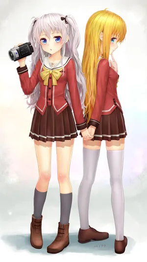 手拿摄像机，穿红黑学生服套装的动漫姐妹花