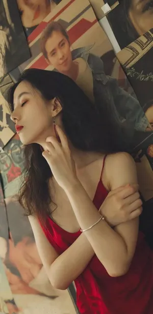 吊带红色女神，性感私房写真图片