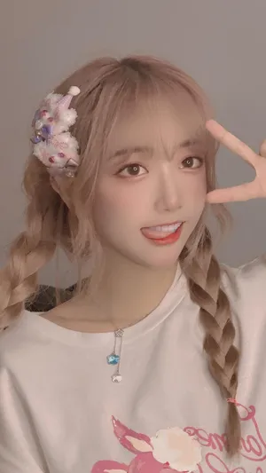 麻花辫少女可爱俏皮写真第1张