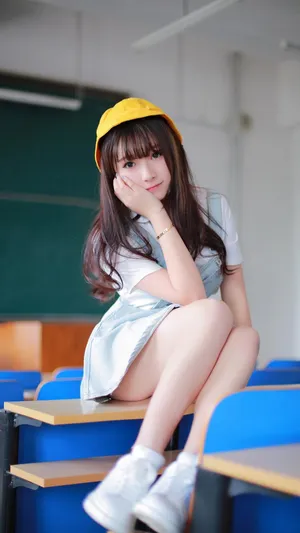 清纯美女教室白皙迷人写真