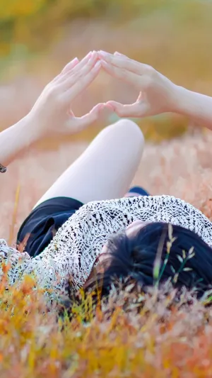 幸福女人爱心手势唯美背景