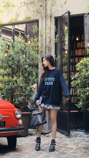 可爱美女回首望去搞怪写真