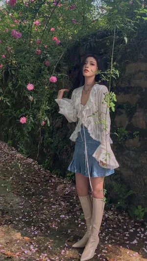花朵下唯美少女甜美清纯可爱户外迷人写真