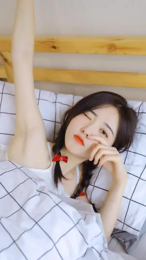 睡意朦胧的清纯美女床上慵懒迷人写真