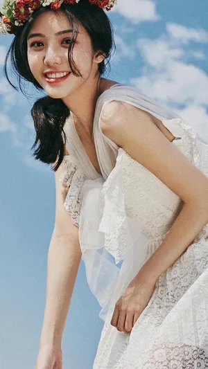 身穿时尚婚纱的气质美女_1