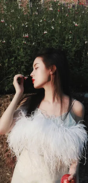 吊带礼服美女性感气质写真_1