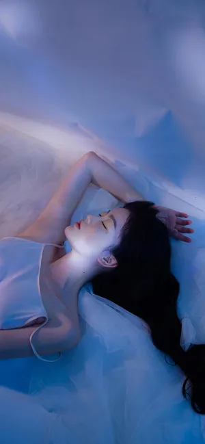 睡着的性感美女床上写真