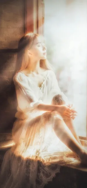 沐浴在阳光下的美丽少女