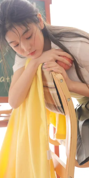 趴在椅子上的漂亮女生_1