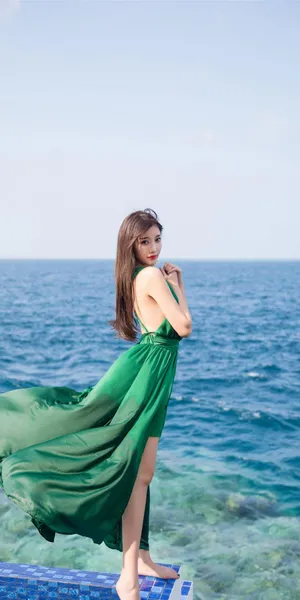 吊带绿裙美女海边唯美写真