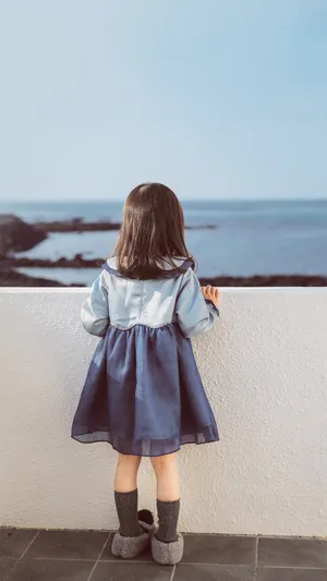 童话般的小女孩望着大海