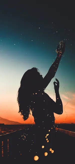 黄昏下的女生剪影