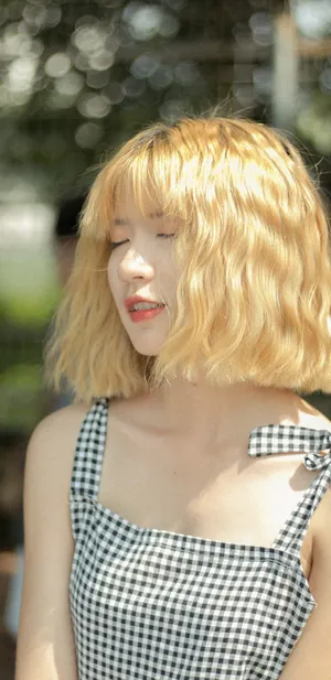 时尚的卷发美女_1