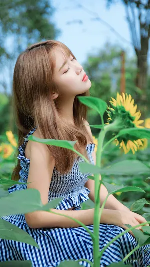 清纯少女在花海中