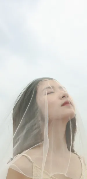 仰望天空的女生