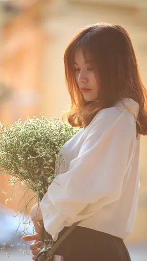 手捧鲜花的越南女孩