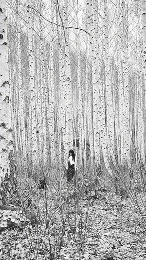 冬季雪树下的美女