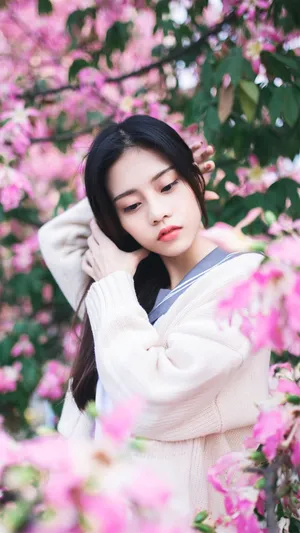 皮肤白皙美女校服迷人写真