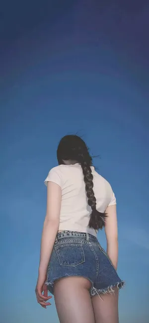 长发超短裤美女
